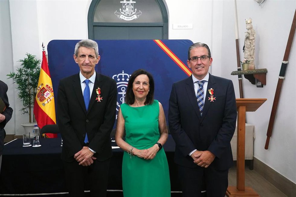 La minsitra de Defensa, Margarita Robles, junto al presidente de la Fundación Unicaja, José M. Domínguez, y el director general de la institución, Sergio Corral, que han sido reconocidos con la Medalla al Mérito José Ortega Munilla'.