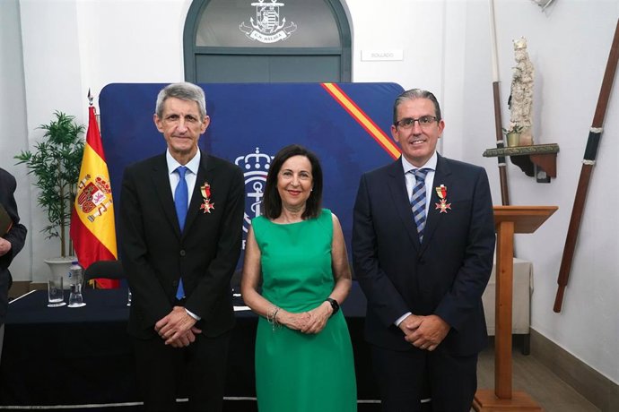La minsitra de Defensa, Margarita Robles, junto al presidente de la Fundación Unicaja, José M. Domínguez, y el director general de la institución, Sergio Corral, que han sido reconocidos con la Medalla al Mérito ‘José Ortega Munilla'.