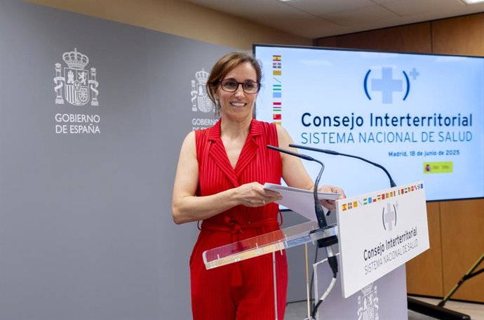A Ministra da Saúde, Mónica García, durante uma coletiva de imprensa após a reunião do Conselho Interterritorial do Sistema Nacional de Saúde (CISNS), na sede do Ministério, em 18 de junho de 2025, em Madri (Espanha). A sessão plenária do CISNS conta com 