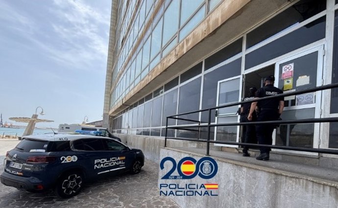 La Policía Nacional lleva a los detenidos ante el juez.