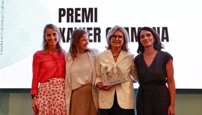 Ibarz y Valdés (derecha) al recibir del premio
