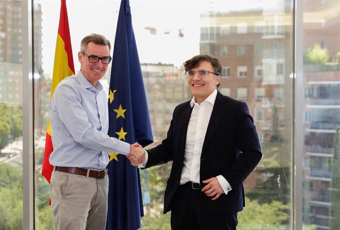 El vicepresidente ejecutivo de Fundación ONCE, Alberto Durán, y el presidente de la Comisión Nacional del Mercado de Valores (CNMV), Carlos San Basilio.