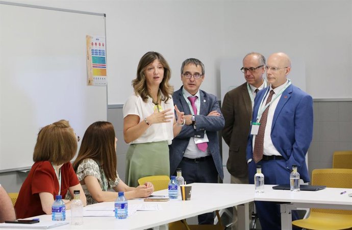 La rectora de la Universidad de León (ULE), Nuria González (tercera por la izquierda), con los participantes en la reunión de las cuatro universidades públicas de Castilla y León.