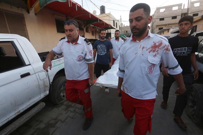 Archivo - Arquivo - 30 de outubro de 2024, Al-Maghazi, Faixa de Gaza, Território Palestino: Membros da ambulância do Crescente Vermelho Palestino realizam a oração fúnebre para a mãe de sua colega, a mártir Samira Al-Bardini, durante seu funeral no Al-Aqs