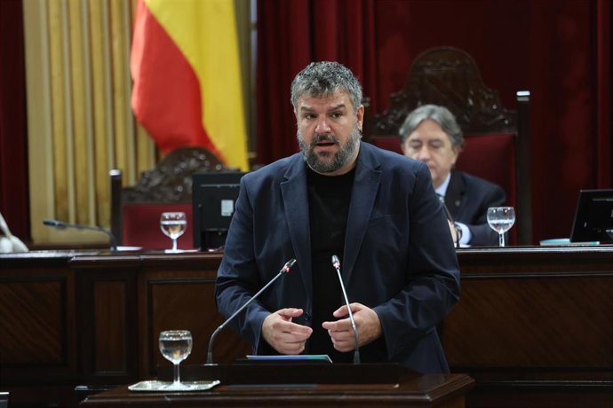 El diputado de MÉS Per Mallorca Lluís Apesteguia interviene durante un debate de presupuestos autonómicos en el Parlament Balear