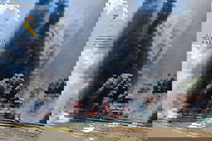 Una gran columna de humo tras el incendio de varios camiones 