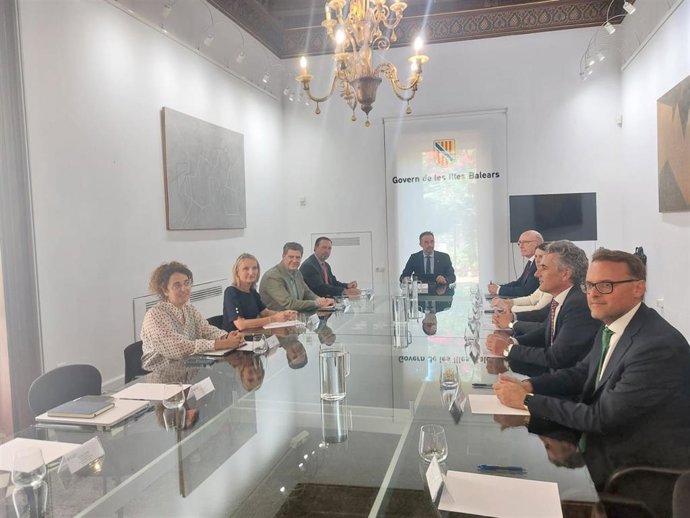 Una amplía representación del Govern se reúne con representantes de Aena