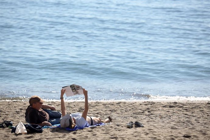 Archivo - Varias personas disfrutan de las altas temperaturas en la playa de la Malagueta. Imagen de archivo. 