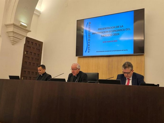 El arzobispo de Sevilla, en el centro, en la rueda de prensa de presentación del presupuesto de la Archidiócesis.