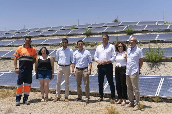 El presidente de la Diputación visita la instalación solar asociada a un sondeo en Sorbas (Almería).