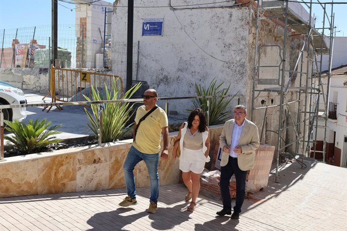 Visita del subdelegado del Gobierno, José Antonio Montilla, a la derecha en la imagen, junto a la alcaldesa de Zafarraya, Rosana Molina
