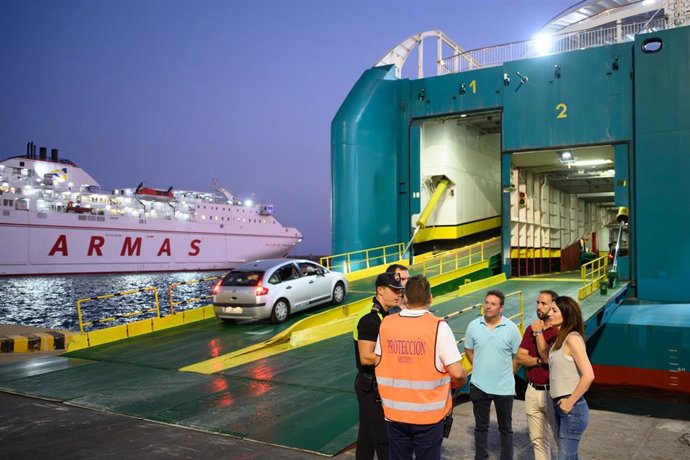 La presidenta de la Autoridad Portuaria de Almería, Rosario Soto, en su visita a la operativa OPE y embarques nocturnos.