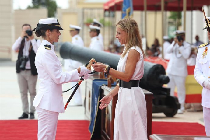 El Rey Felipe VI y la presidenta de la Diputación de Cádiz, Almudena Martínez durante el acto de entrega de Reales Despachos y nombramientos de los nuevos suboficiales del Cuerpo General de la Armada y del Cuerpo de Infantería de Marina. A 11 de julio de 
