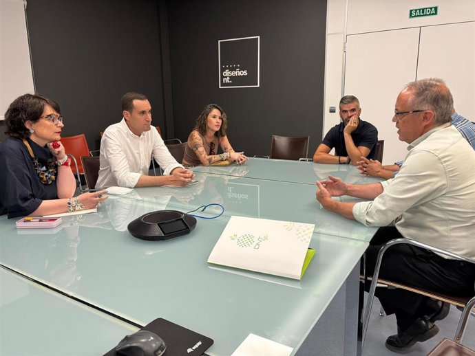Juan Latorre (en el centro, a la izquierda), en la visita a la empresa Diseños NT.