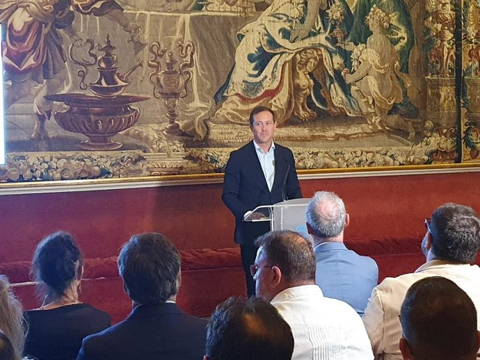 El alcalde de toledo y presidente de la Comisión de Cultura del Grupo, Carlos Velázquez, durante su exposición del programa de actos