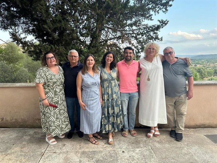 La secretaria general del PSIB de Campanet, Rosa M. Bestard, acompañada de la secretaria general de la FSM, Amanda Fernández, y representantes de la Ejecutiva local.
