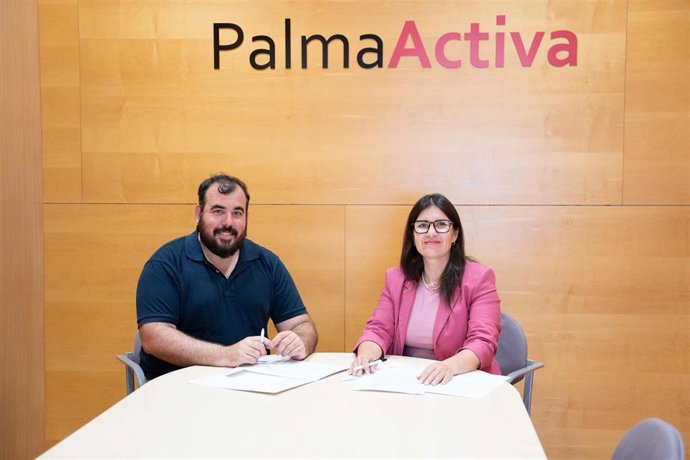 El director general de Nybau Hotels, Rubén Zamora, y la regidora de Comercio, Restauración y Autónomos del Ayuntamiento de Palma, Lupe Ferrer.