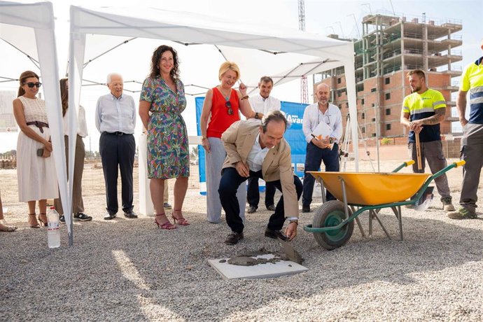 Acto de colocación de la primera piedra de las 74 VPO en la Vega de Acá, en Almería.