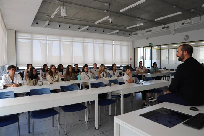 Archivo - Alumnos de Loyola Andalucía en una clase de máster de postgrado.