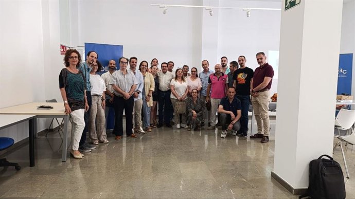Torrent (7ª izda.), junto a responsables de las tabernas históricas de Córdoba.