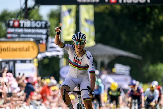 Tadej Pogacar (UAE Team Emirates-XRG) venceu a sétima etapa do Tour de France, na sexta-feira, entre Saint-Malo e Mûr-de-Bretagne, em 197 quilômetros.