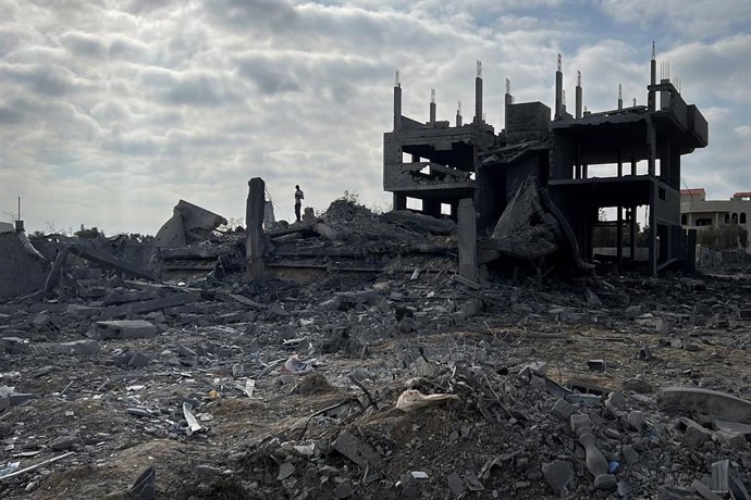 10 de julho de 2025, Nusairat, Faixa de Gaza, Território Palestino: Palestinos inspecionam os escombros da casa da família Abu Jeldah, destruída por ataques aéreos israelenses no campo de refugiados de Bureij, no centro da Faixa de Gaza, em 10 de julho de