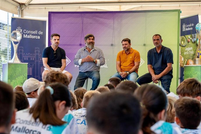 El jugador de fútbol sala Falcao acompañado del conseller insular de Medio Ambiente, Medio Rural y Deportes, Pedro Bestard, el director del Illes Balears Palma Futsal, José Tirado, y el director insular de Deportes, Toni Prats.
