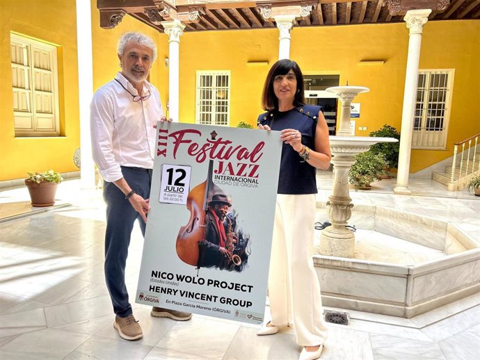 El alcalde de Órgiva, Raúl Orellana, y la diputada de Cultura y Educación, Pilar Caracuel