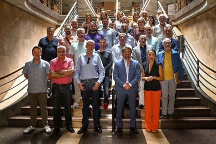 Foto de familia de los firmantes del nuevo convenio de hostelería en la provincia de Santa Cruz de Tenerife