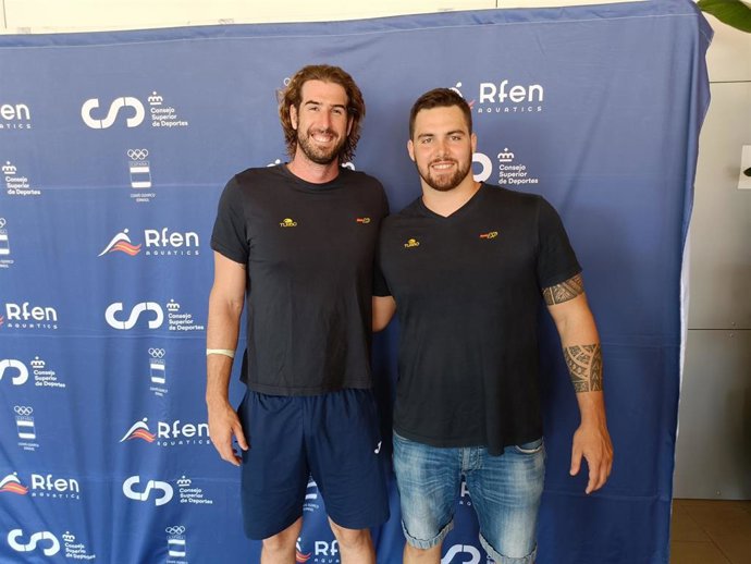 Los waterpolistas españoles Miguel de Toro y Roger Tahull atienden a Europa Press en el CAR de Sant Cugat en la previa del Mundial de Singapur