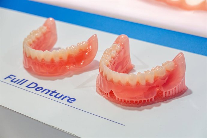 Multi-material denture in exhibition