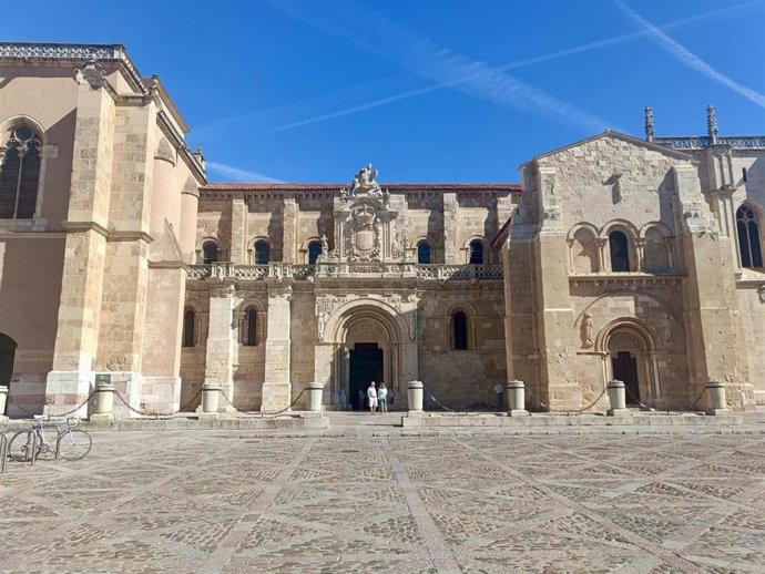 Fachada de la Real Colegiata de San Isidoro en la capital leonesa, que acogerá el curso sobre historia, lengua y patrimonio del antiguo Reino de León.