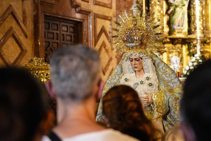 Imágenes de la veneración de Nuestra Señora de la Esperanza Macarena tras la controvertida actuación de mantenimiento y conservación.