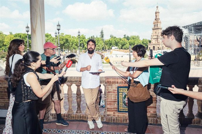 El director de Proyectos y responsable de Patrimonio de Green Cow Music, Pablo Távora , atiende a los medios de comunicación en un encuentro en la Plaza de España.