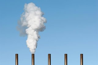 Archivo - Industria, chimeneas, empresas. Contaminación