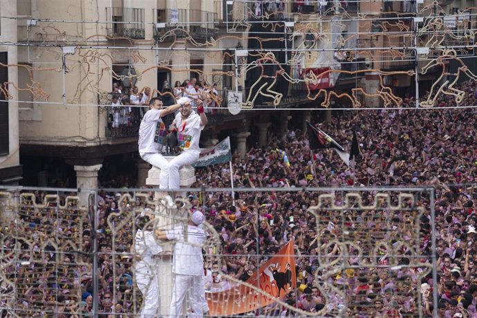 Archivo - 'Puesta del pañuelico' en las Fiestas del torico de Teruel, a 6 de julio de 2024, en Teruel, Aragón (España). Vestir de rojo al torico de Teruel como símbolo de inicio de las fiestas de La Vaquilla. 
