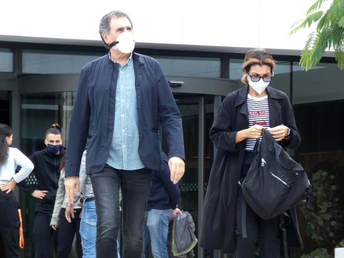 Archivo - Toni Cruz acude al tanatorio Sancho de Ávila donde se encuentran los restos mortales de Rosa María Sardá, en Barcelona a 11 de junio de 2020.