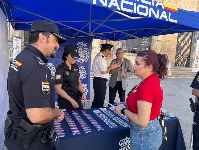 Estand del Plan Turismo Seguro instalado en la plaza de Santa María.