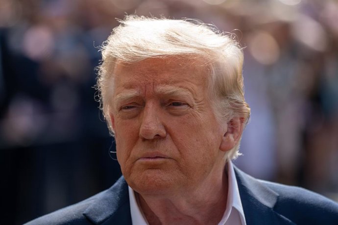 11 de julho de 2025, Washington, Distrito de Columbia, EUA: O presidente DONALD TRUMP fala com a imprensa antes de se dirigir ao seu helicóptero para o início de uma viagem ao Texas para analisar os danos causados pelas enchentes.