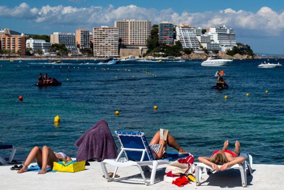Archivo - Turistas en la playa de Magaluf, en una foto de archivo.