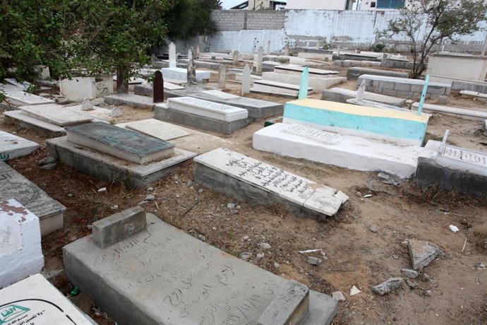 Archivo - Arquivo - 27 de outubro de 2022, cidade de Gaza, Faixa de Gaza, Território Palestino: Vista de um cemitério na cidade de Gaza em meio a um dilema para encontrar terras para construir túmulos, devido à crescente pressão sobre as terras em Gaza, e