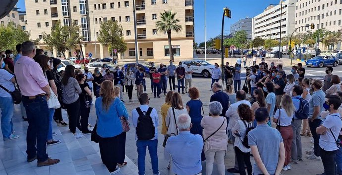 Archivo - Minuto de silencio de periodistas de los diferentes medios de Huelva por la muerte de la reportera gráfica Alicia Rodríguez.
