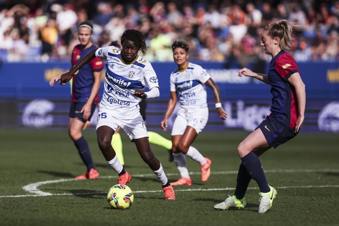 Archivo - Fatou Dembele of Costa Adeje Tenerife and Keira Walsh of FC Barcelona Femenino compete for the ball during the Spanish Women league, Liga F, football match played between FC Barcelona and Costa Adeje Tenerife at Johan Cruyff Stadium on November 