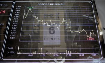 Archivo - Valores del Ibex 35 en el Palacio de la Bolsa de Madrid, a 6 de septiembre de 2021, en Madrid (España).