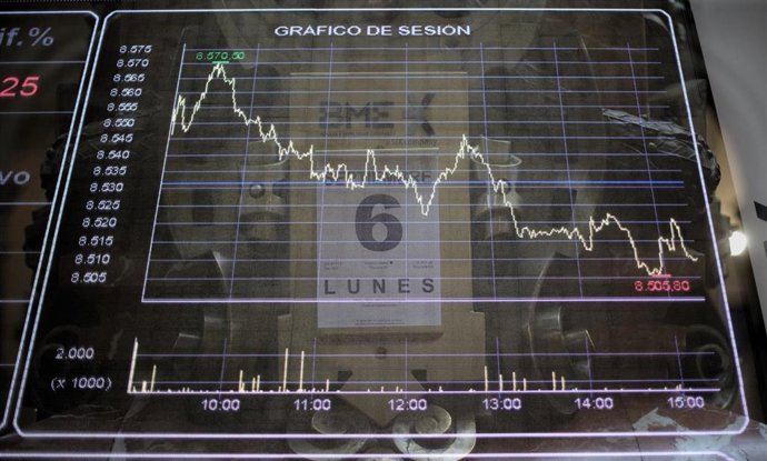 Archivo - Valores del Ibex 35 en el Palacio de la Bolsa de Madrid, a 6 de septiembre de 2021, en Madrid (España).