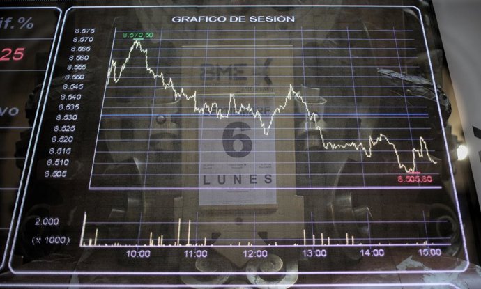 Archivo - Valores del Ibex 35 en el Palacio de la Bolsa de Madrid, a 6 de septiembre de 2021, en Madrid (España). La oposición de los accionistas de las empresas del Ibex 35 a los planes de remuneración de ejecutivos de dichas compañías se ha duplicado es