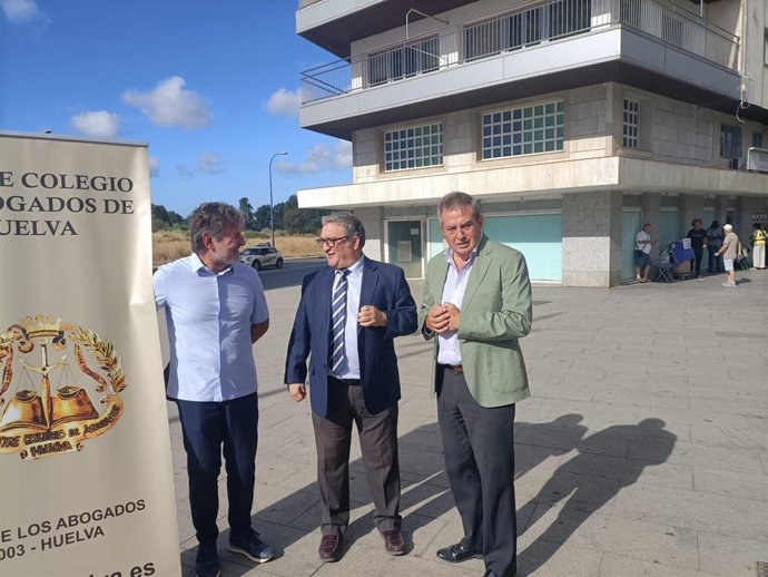 El decano de los abogados onubenses, Antonio Bernal, junto a otros miembros de su equipo.
