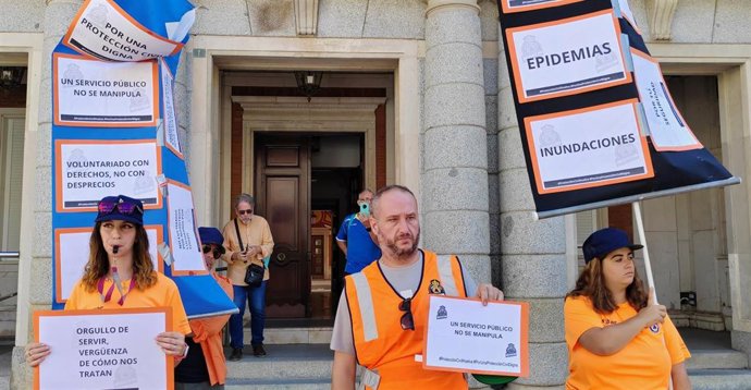 Protesta de voluntarios de Protección Civil en Huelva.
