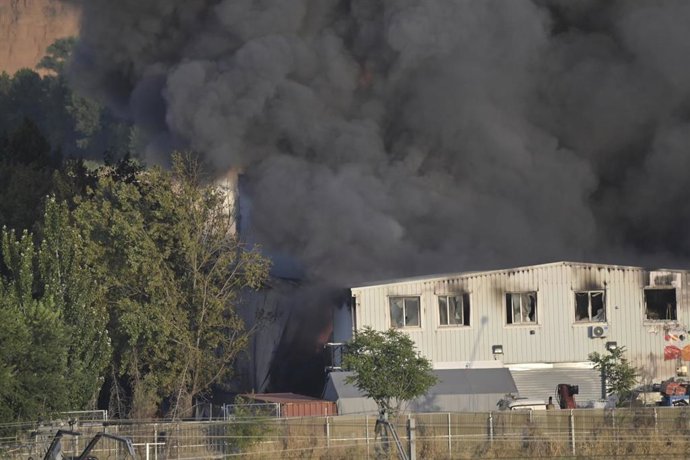 Incendio en una empresa de baterías de litio y de pilas, a 4 de junio de 2025, en Azuqueca de Henares, Guadalajara, Castilla-La Mancha (España). Un incendio declarado sobre las 19.00 horas de hoy en una empresa de baterías de litio y de pilas situado en e