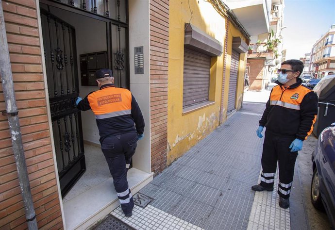 Archivo - Miembros de Protección Civil del Ayuntamiento de Huelva.